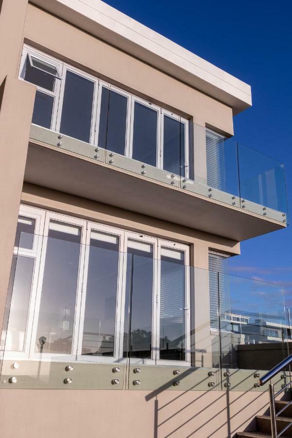 Small Bay Beach Suites كيب تاون المظهر الخارجي الصورة